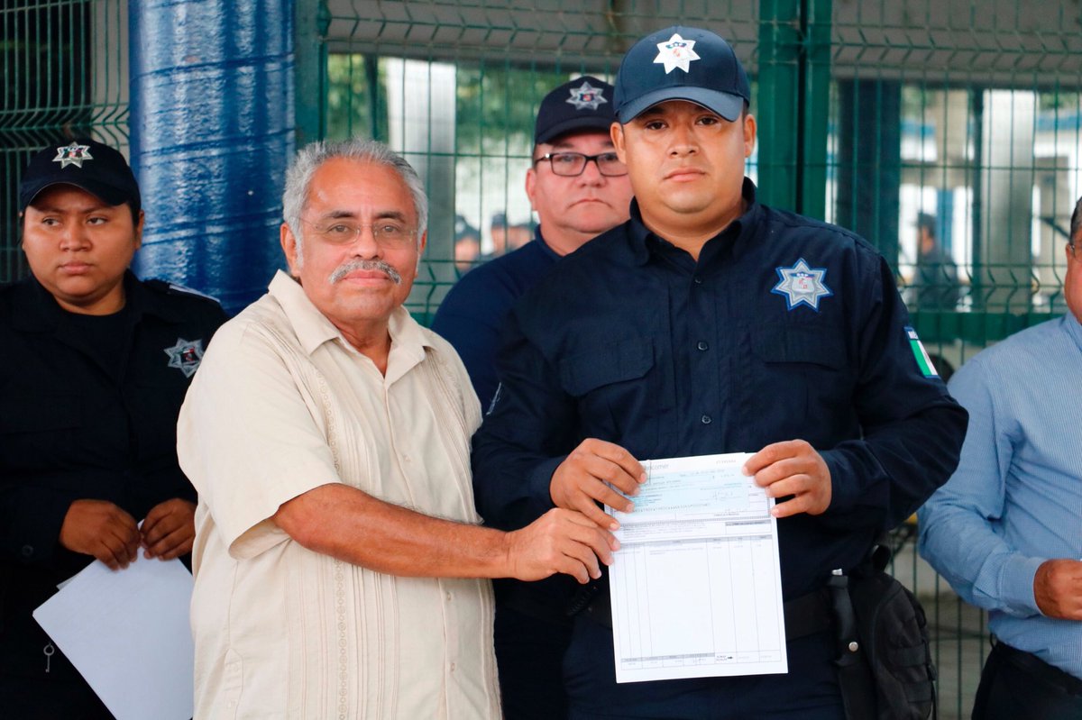 HuimanguilloMX's tweet photo. El ayuntamiento otorgó a 439 elementos de Seguridad Pública Municipal un subsidio de FORTASEG de 5 mil 572 pesos, destinados para el mejoramiento a la vivienda. se entregó a policías en activo que APROBARON LA EVALUACIÓN DE CONTROL Y CONFIANZA VIGENTE. https://t.co/5WYJOO5gLK