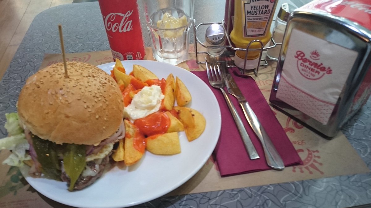 ARtomorrowland's tweet photo. Estando en la bella Barcelona, no podía resistir la tentación de pasar a visitar a @UltimaLlamada_  en 
@berniesdiner. Buen provecho https://t.co/lrGsJhrpdo