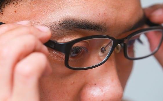 SpecLifter's tweet photo. Here are some great #glassestips.  #Bifocalwearers pay close attention to the part about keeping #glasses up high on your nose!  It is so important to getting your #bifocalalignment correct.  https://t.co/YA0BZNHnXj
#wearingglasses #neckstrain #eyestrain #speclifter https://t.co/eM6mAL9Yz5