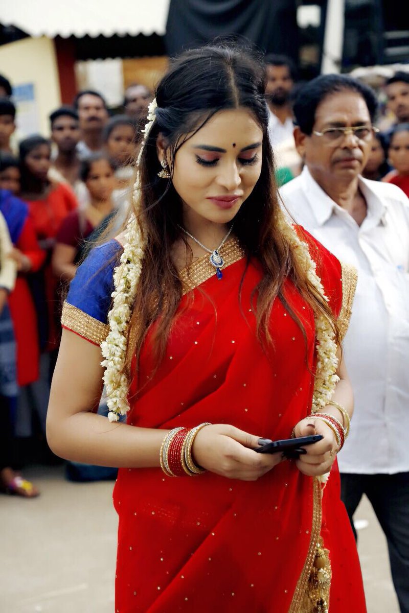 Actressmayra's tweet photo. #tollywoodactor #gole #me #maharaja #celebrities #shoot #happyteam #newes #vizag #movie #shooting #team #mayrasingh #happy #actrss #cute #dream #media #facing #felling #good #halfsaree #indianlook https://t.co/ipl1pLeuLF