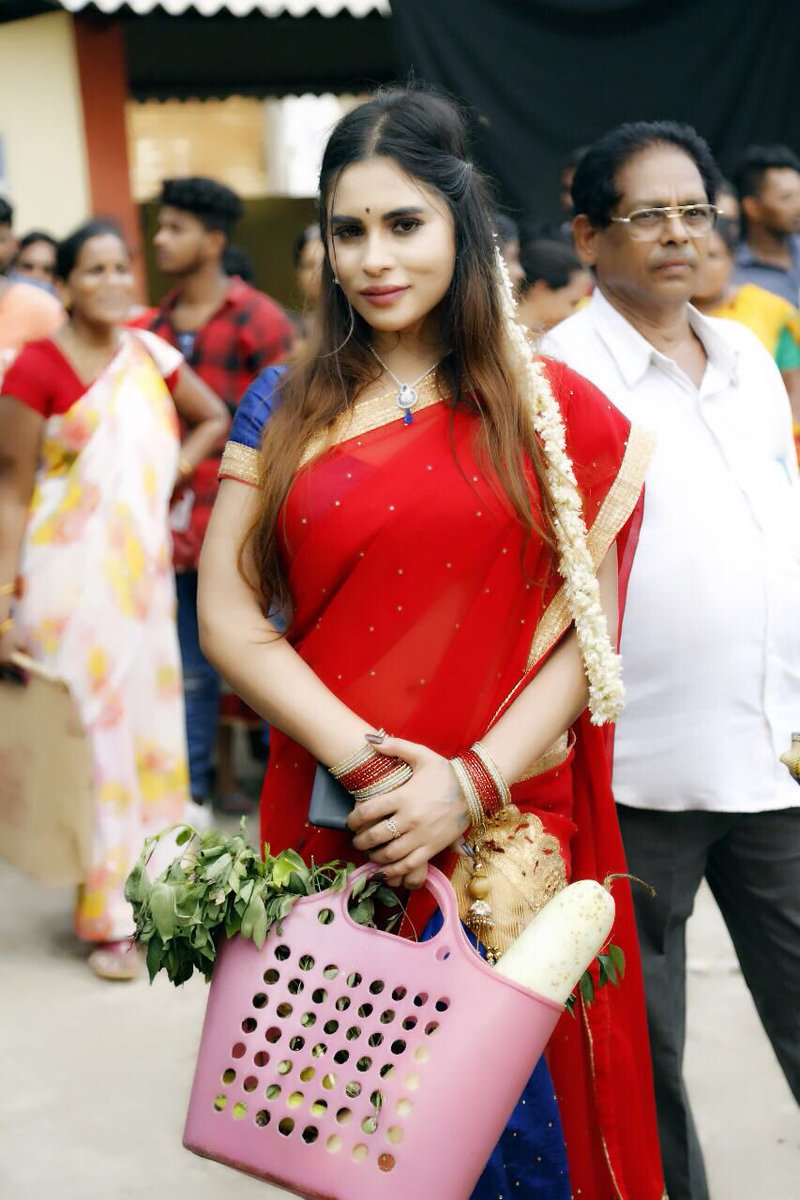 Actressmayra's tweet photo. #tollywoodactor #gole #me #maharaja #celebrities #shoot #happyteam #newes #vizag #movie #shooting #team #mayrasingh #happy #actrss #cute #dream #media #facing #felling #good #halfsaree #indianlook https://t.co/ipl1pLeuLF