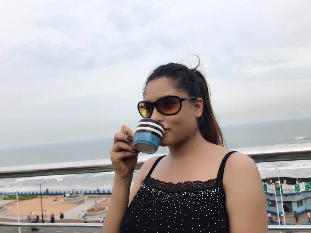 Actressmayra's tweet photo. #tollywoodactor #gole #me #maharaja #celebrities #shoot #happyteam #newes #vizag #movie #shooting #team #mayrasingh #happy #actrss #cute #dream #media #facing #felling #good #halfsaree #indianlook https://t.co/g44d9XkZO7