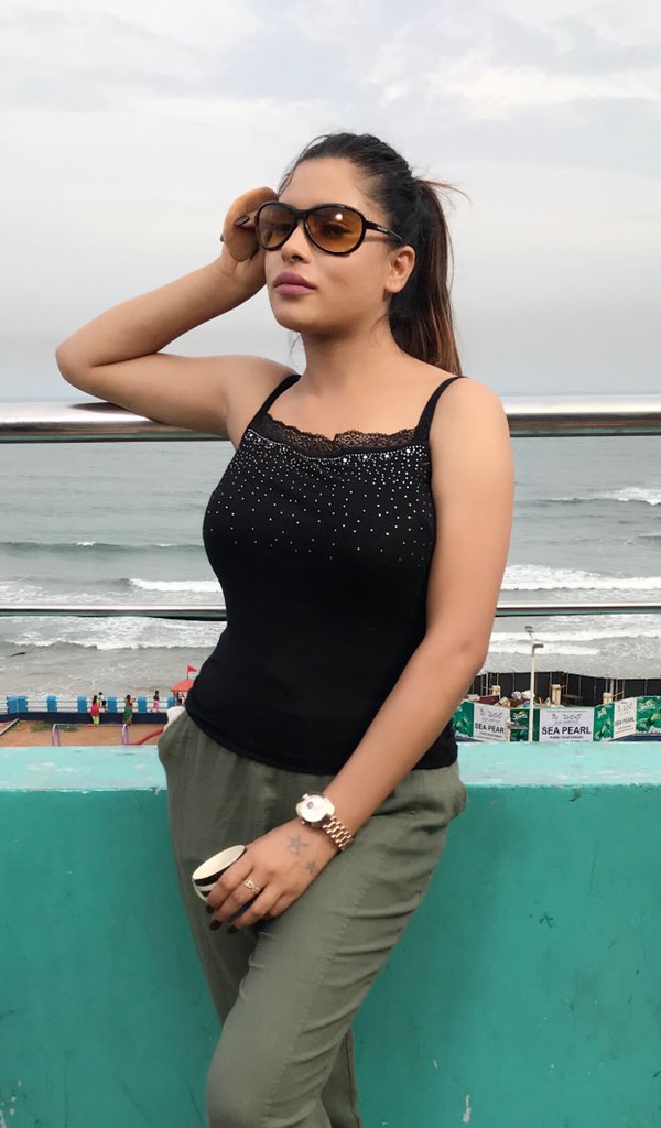 Actressmayra's tweet photo. #tollywoodactor #gole #me #maharaja #celebrities #shoot #happyteam #newes #vizag #movie #shooting #team #mayrasingh #happy #actrss #cute #dream #media #facing #felling #good #halfsaree #indianlook https://t.co/g44d9XkZO7