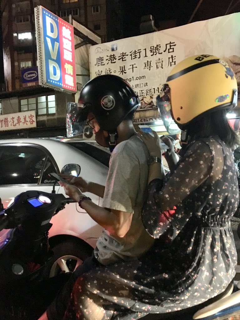 古賀学 Manabu Koga スマホいじってるバイク二人乗りカップル T Co 02yyfriudb Twitter
