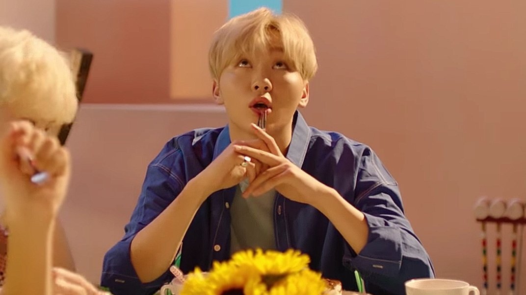 kwanirl's tweet photo. seungkwan sitting at the center of the table like the king he is ♡ https://t.co/tOViHkzDHQ