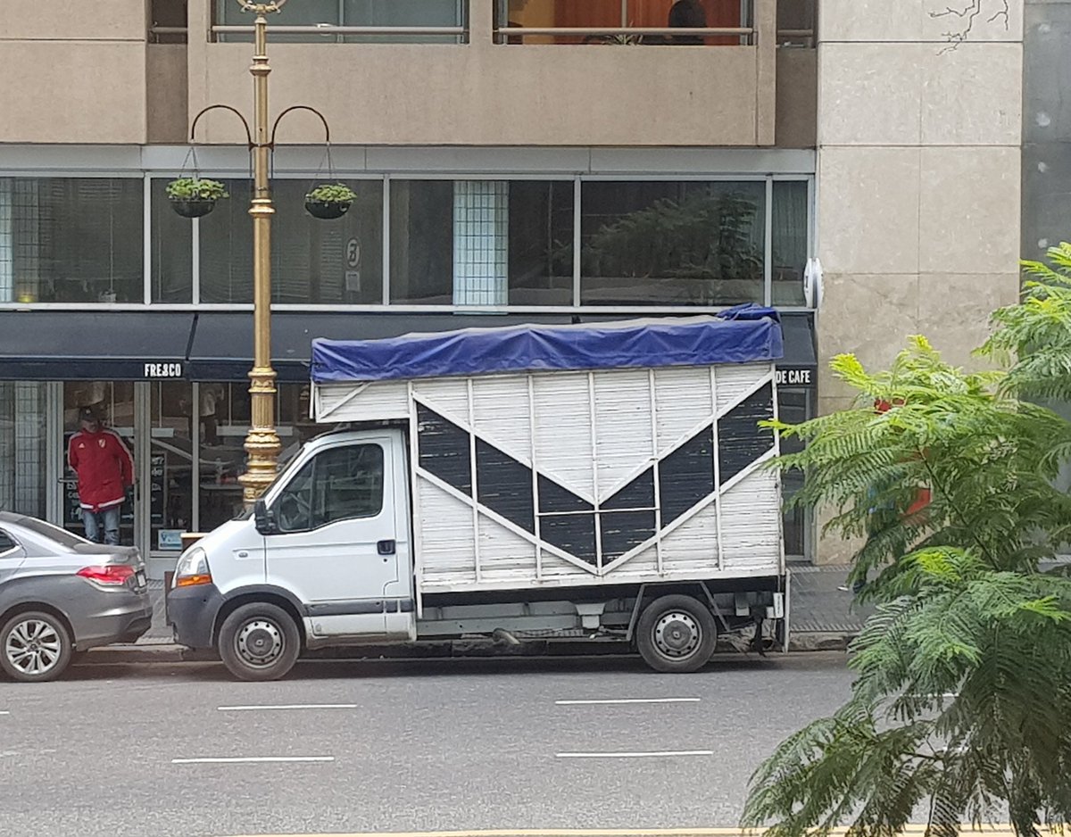 cosquemera's tweet photo. Una camioneta de #Velez... y si, vacía 🤷♀️ https://t.co/m1tSHw7go6