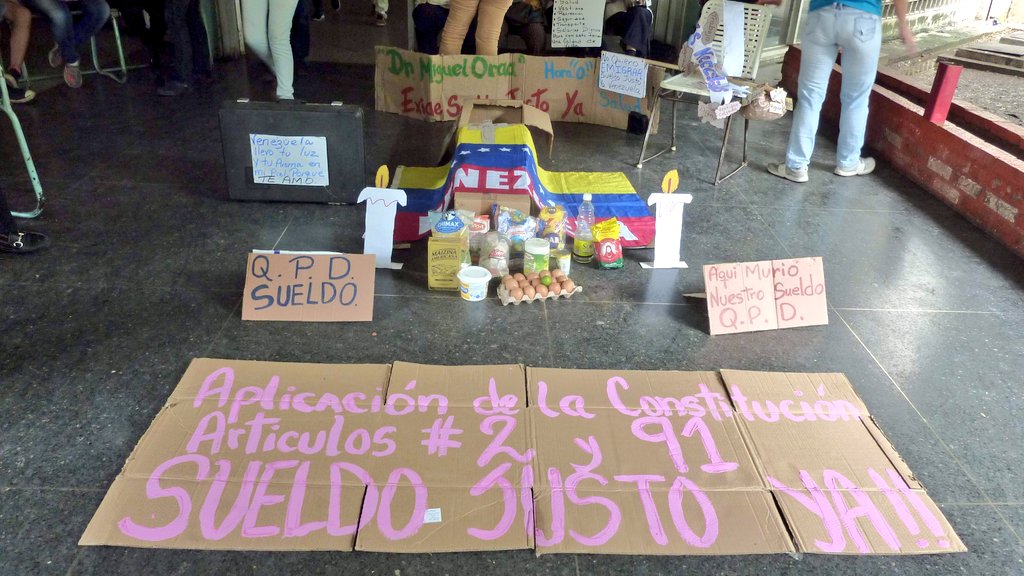 EmaFigueroaC's tweet photo. Los enfermeros continúan en la calle, desde @VenteVenezuela los apoyamos en su protesta. En el Hospital Miguel Oraa de #Guanare, la exigencia de ellos, es la de todo un país, una vida digna. Si Maduro no se va, nada cambiará. ¡Fuera Maduro! #13Jul https://t.co/axZJcwJ1nD