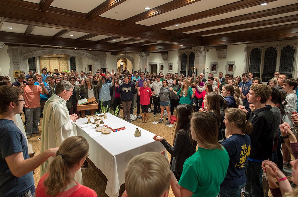 DailyDomer's tweet photo. Dillon Hall's weekly Thursday night "Milkshake Mass," where residents serve milkshakes to attendees after a Mass in the Dillon chapel, always draws a crowd. @DillonHallND #photooftheday #dormaday
(Photo by Matt Cashore/Copyright University of Notre Dame) https://t.co/EQ4hieyo9n