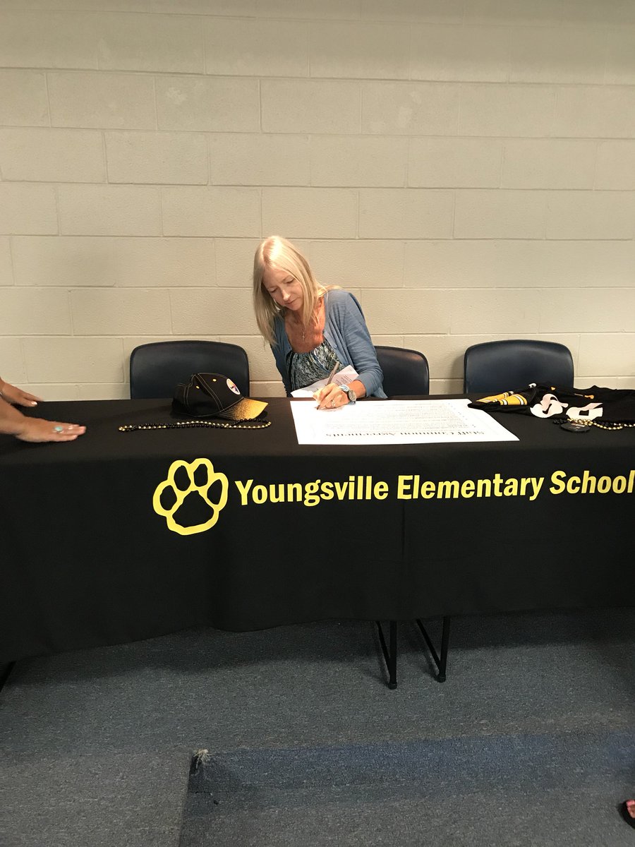 MissHedgepeth's tweet photo. @YESjrjags Signing Day!! Best group ever group 6 https://t.co/9sOdVx870o