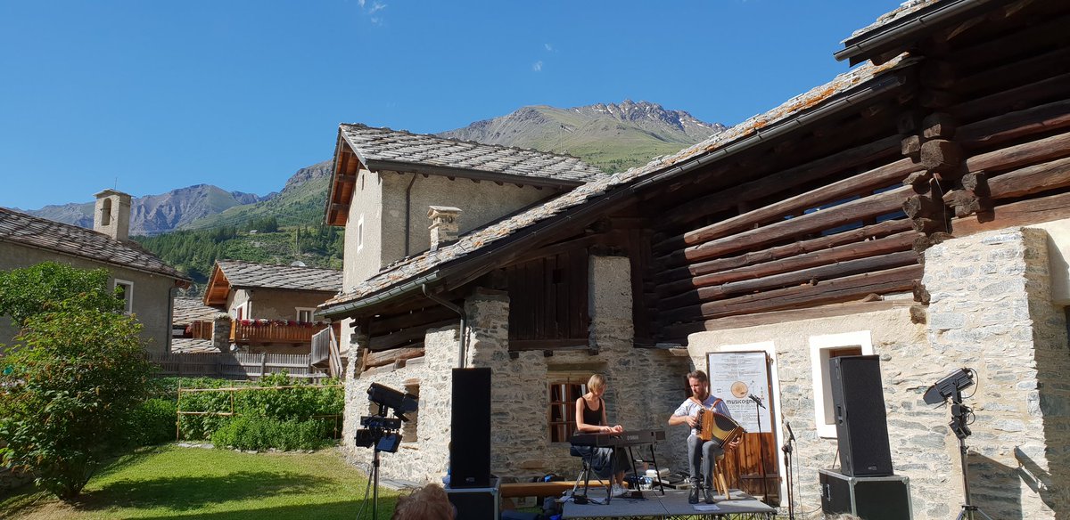 La giornata, finora: montagna, il panino più buono di sempre, una casa con 400anni d'età e la sessione pomeridiana di #MusiCogne.