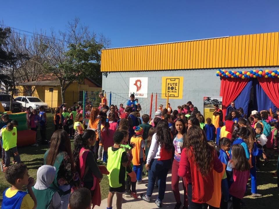 Amazing to see so many of our friends from the Cajaru community out to celebrate the official opening of Instituto Futebol de Rua. It’s been amazing to partner with <a href="/FuteboldeRua/">Futebol de Rua (de 🏠)</a> for this and so proud of all our volunteers!
