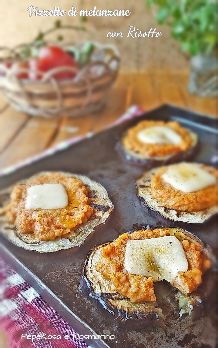 rosadangelo69's tweet photo. Queste sono le mie #pizzette di #melanzane al forno con risotto avanzato.
Cucina di recupero,  ma buonissima lo stesso !
https://t.co/GEnN2P0Seo https://t.co/cPT1Qsq0g3