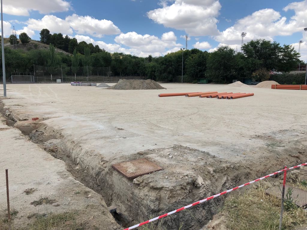 MareaSocialV's tweet photo. Comenzadas las obras para un nuevo campo de césped artificial vía subvención @ComunidadMadrid. Tendrán la decencia de pedir disculpas a los vecinos/as quienes, con la mentira y el alarmismo como únicas armas políticas, han afirmado x rrss que se iba a perder dicha subvención? 🤔 https://t.co/mCWQDaRzIR