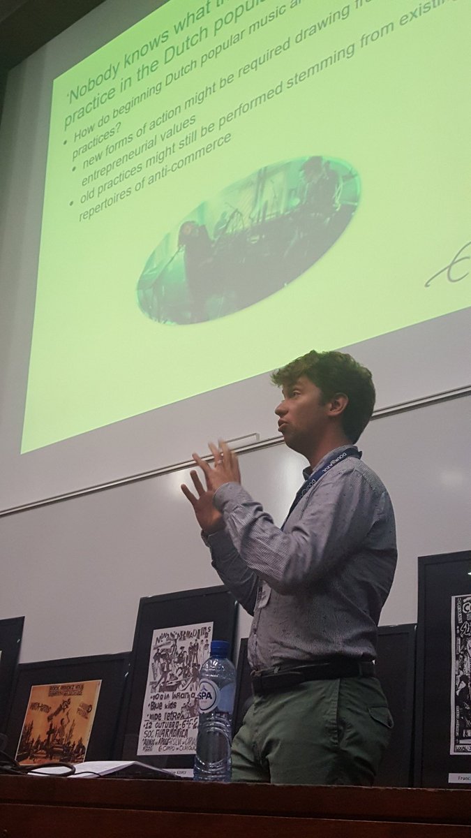 Rick Everts presenting the first results of his <a href="/POPLIVENL/">POPLIVE</a> study on Nobody knows what they're doing: entrepreneurial artists in the Dutch pop music ecologies at <a href="/KISMIFpunk/">kismifpunk</a>