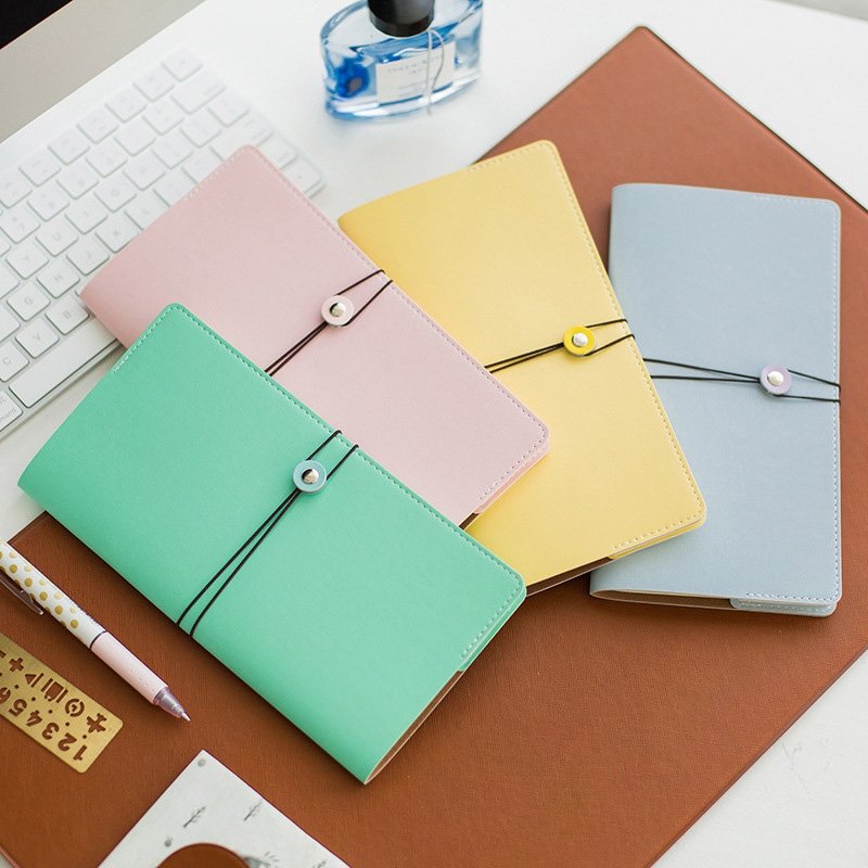 eymhouse's tweet image. #EYMhouse #EYMhouse DIY Travelers Notebook Leather Cover Macaron Regular Rp 74.000
Sampul Traveler’s Notebook berbahan kulit dengan warna-warna pastel yang cerah. Kombinasikan sampul ini dengan buku refill untuk mendapatkan sebuah Traveler’s Notebook sesuai keinginanmu.