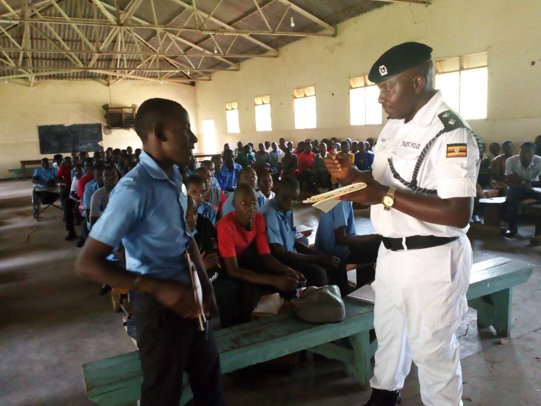 PoliceUg's tweet photo. IP Twebaze Edison, Oc traffic Malaba and his team sensitising students from Majansi High school on traffic rules. #FikaSalama #PoliceWorks https://t.co/OtSIUNmulM