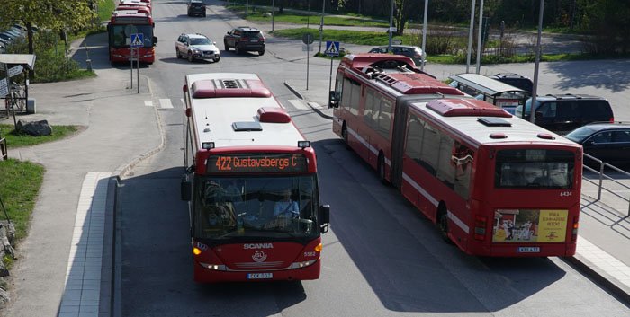För att hantera den svåra förarbristen har Keolis sen tidigare startat en egen trafikskola. Nu intensifieras arbetet och ett samarbete mellan Keolis och Komvux Värmdö lanseras.   keolis.se/kontakt-/press…