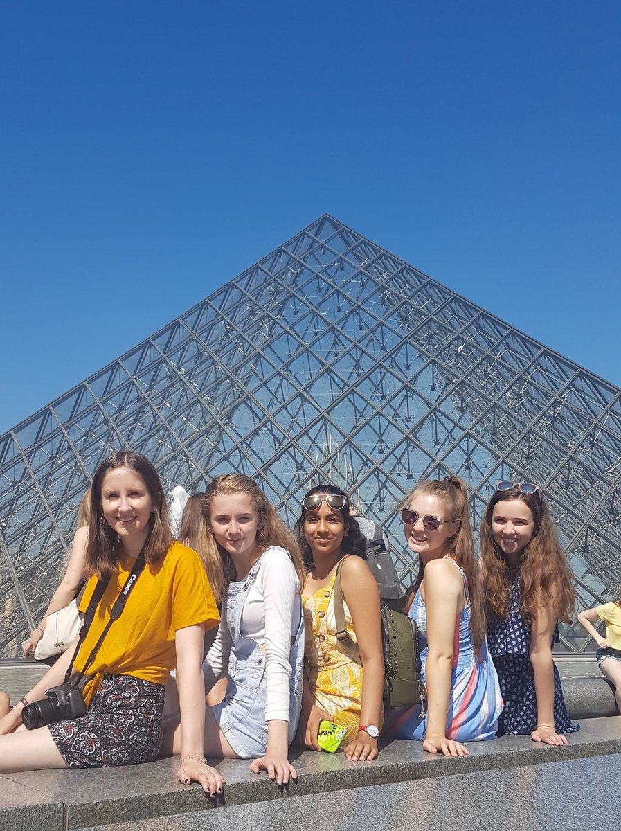 STMMFL's tweet photo. Pyramid du Louvre #pyramidpose https://t.co/LE6NCHukYC