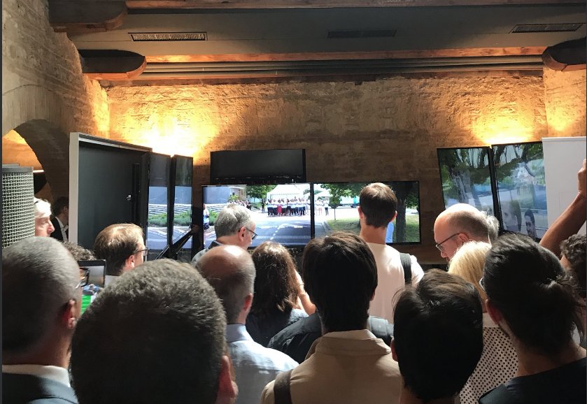 videlioinfo's tweet photo. Pr prouver les performances du futur réseau #5G @bouyguestelecom, 1 voiture a été équipée de 10 cam 4K, dt les images étaient diffusées sur 10 écrans en direct. 1 démonstration de réactivité. 1 dispositif étudié et déployé par #videlioevents #innovation #techno #live #captation https://t.co/KyOee8jDqi