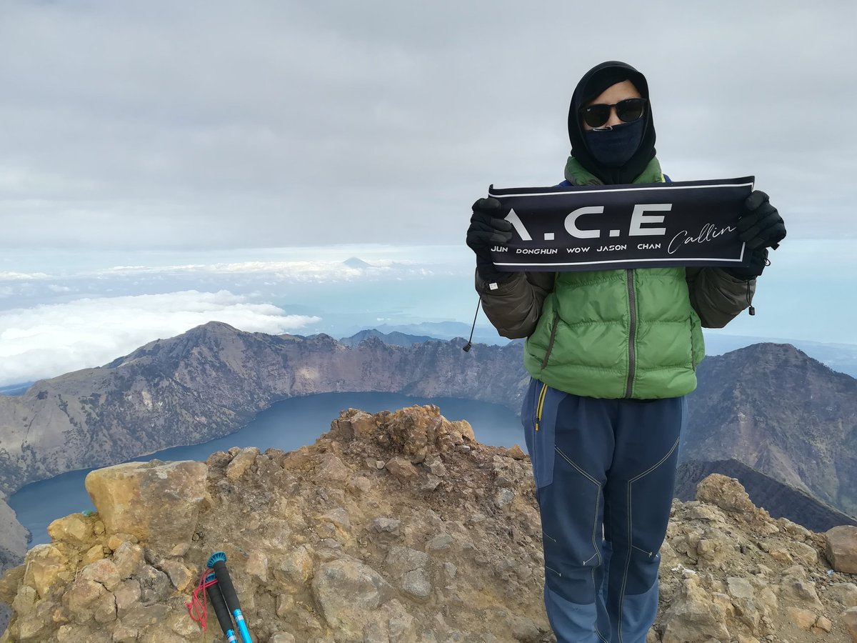 Dongheart93's tweet photo. I made it guys!!!! #ACE slogan on top of Rinjani mountain🌟 to be honest i kept looking back,want to giveup.But considering how far i'm willing to came. I push my self and i did it.😭 finally @ace7_official #TAKE_ME_HIGHER #핫라인_에이스   #Jun #DONGHUN #WOW #KIMBYEONGKWAN #CHAN https://t.co/avvvs8vRc1