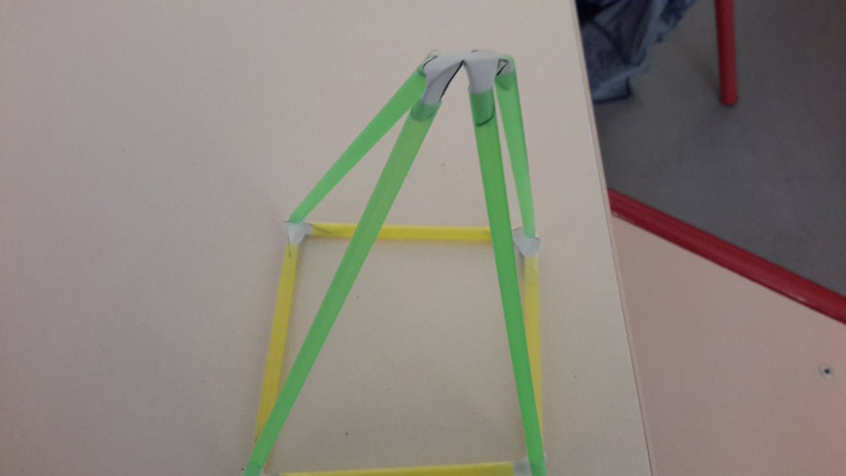 C'est une pyramide, il nous faut : 4 grandes pailles, 4 petites pailles, 1 sommet à 4 branches et 3 sommets à 3 branches.  Jenojan Kaïs