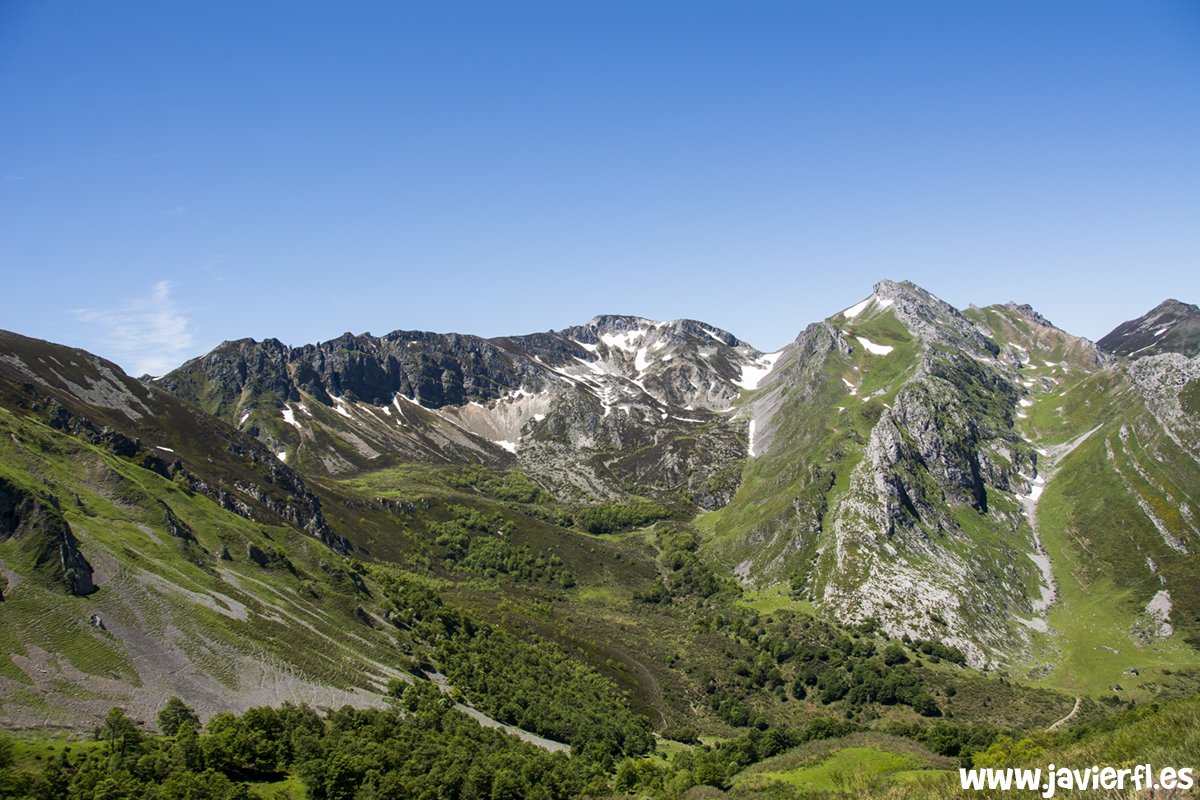 javierfl's tweet photo. El Cantu l'Oso. Parque Natural de Redes. ¡Con amigos! https://t.co/IVOpvPV7EB
#montaña #pnredes #parquenaturalderedes #asturias #paraisonatural #cordillera #brañagallones #bezanes https://t.co/7hdXeMzLsu
