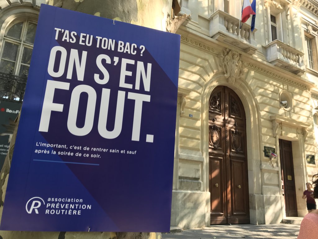 unpotedanslacom's tweet photo. Campagne de sensibilisation décalée le jour des résultats du #Bac pour la @Preventionrout 🚗 🎓 https://t.co/DZZCu81IrK
