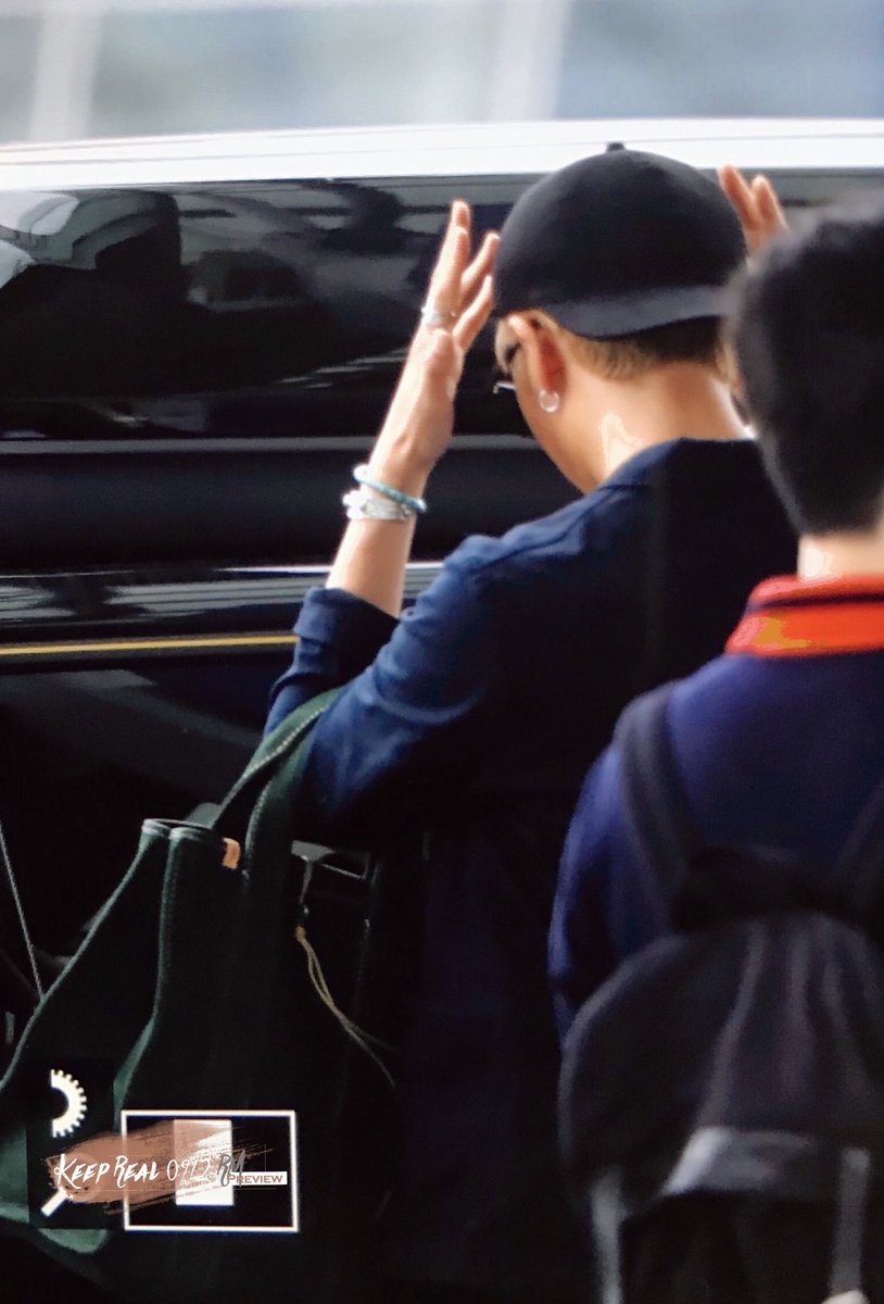 KeepReal_0912RM's tweet photo. 180706 PREVIEW📍인천 출국
👐#RM #방탄소년단 #김남준 @BTS_twt https://t.co/vpEtWjGuaF