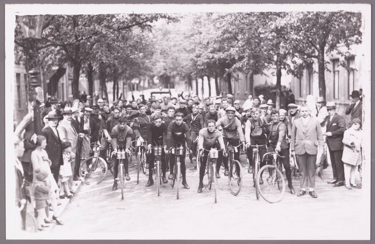 ArchiefZaanstad's tweet photo. Morgen start de #TOURDEFRANCE ! Onze webexpositie Tour de Zaan toont de rijke wielerhistorie van de Zaanstreek met bekende namen als Bouk Schellingerhoudt, Piet de Wit, Gerrie en Roxanne Kneteman, Niki Terpstra en Rick Flens: https://t.co/UZNiZnjMr5 #COLLECTIEVISSEN https://t.co/avzHSnwL0Q