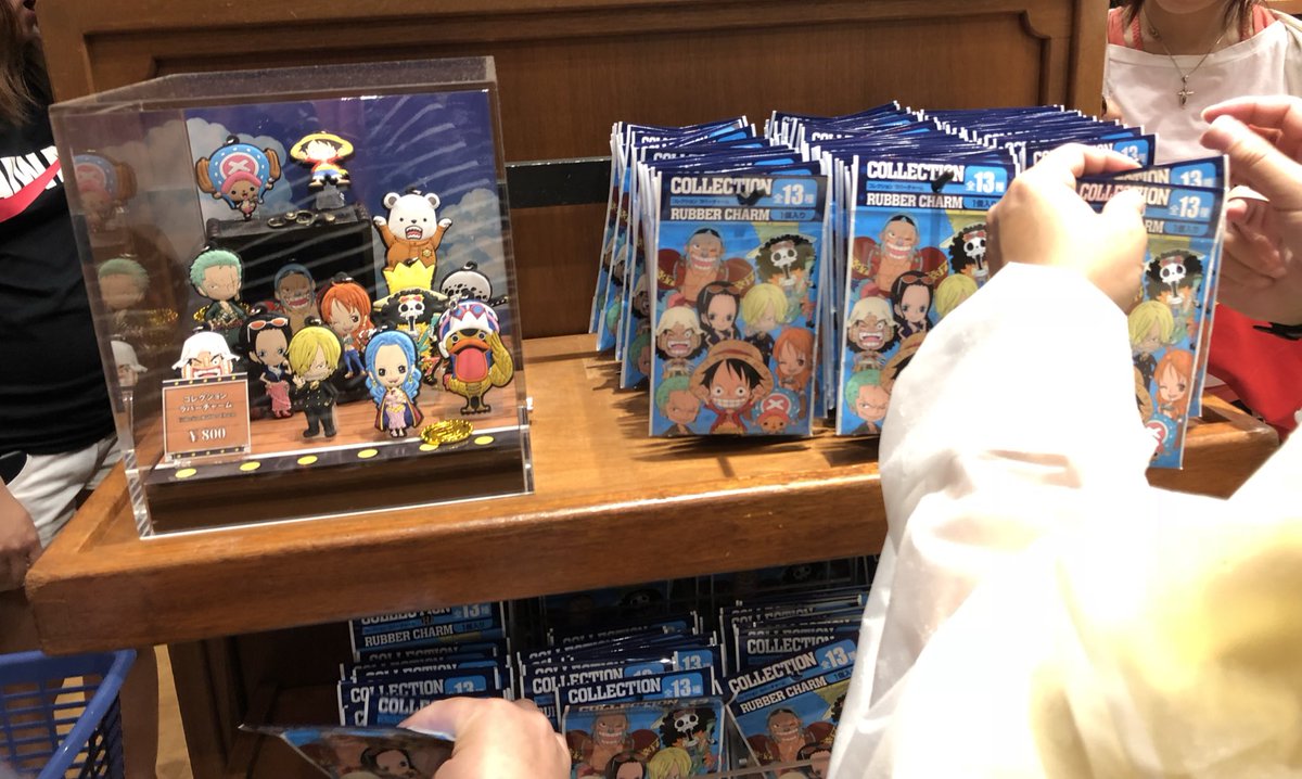 Rui Usjファン Twitterren ワンピースグッズ コレクション ラバーチャーム キャラによって形が変わるため 一部のゲストが上からまあまあ強い力で擦って中身を確認していました 恐らく手前は人気のないキャラクターがたくさんあると思います