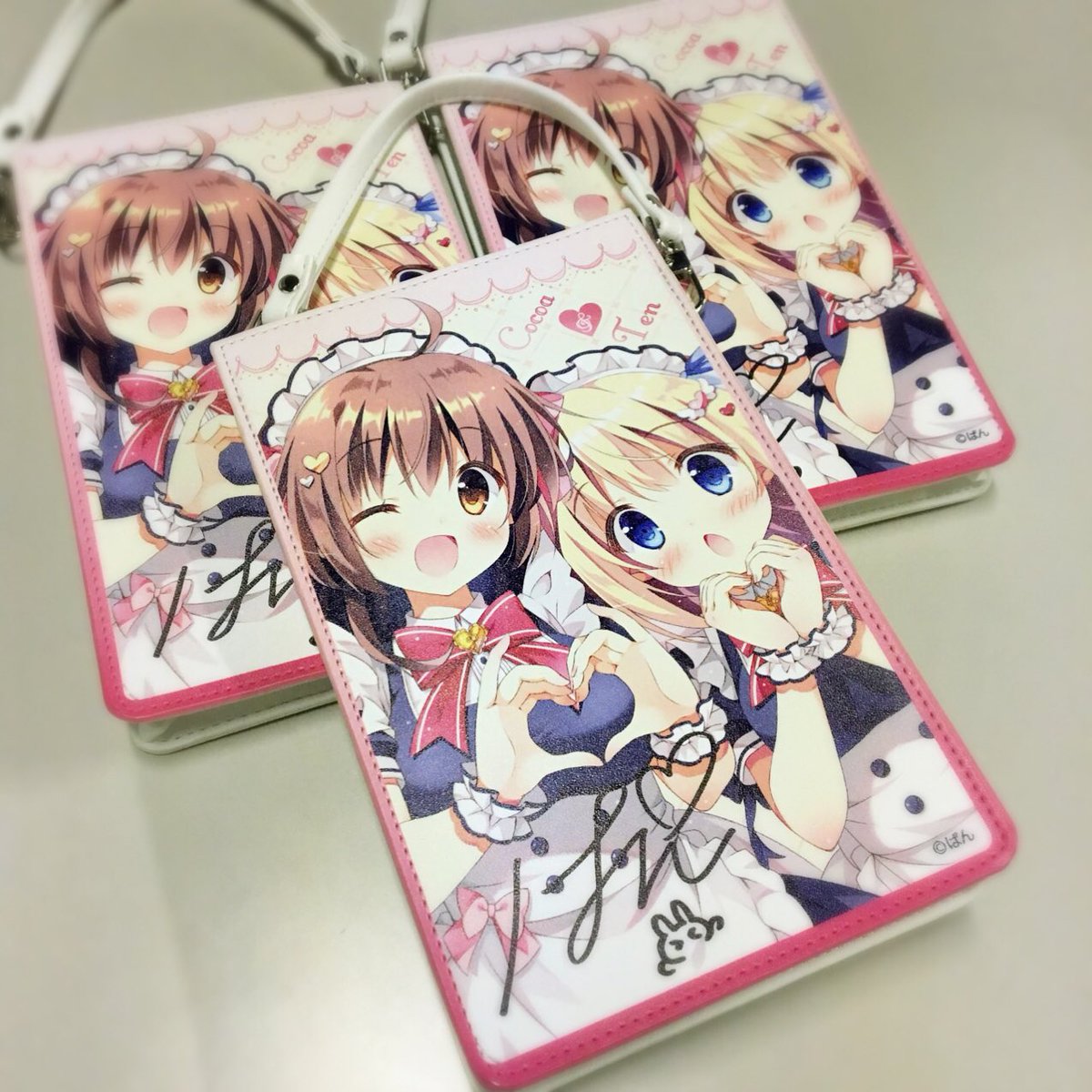 「軸中祭会場でサイン入れしてきました!ポーチたくさんサイン入れたので、明日遊びに行」|ぱん🍞のイラスト