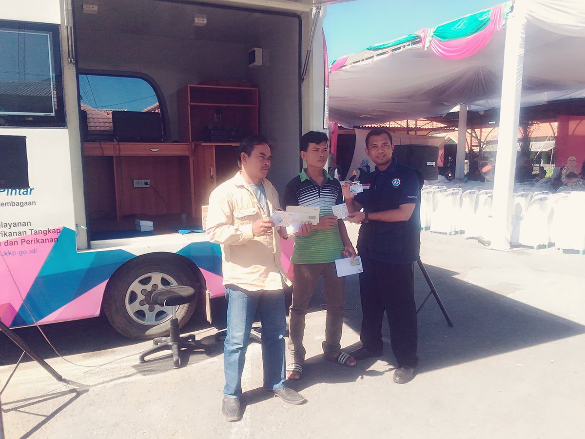 HendraSyuhe's tweet photo. #AksiPPB Peran aktif penyuluh perikanan PNS &amp; PPB dlm kegiatan Gerai KUSUKA dan Asuransi Nelayan di Kab.Indramayu @puslatluhkp @ikhsanharyadi @BRSDM_BRPBATPP @BudidayaKKP @fisheris_ https://t.co/LF2c9OENG1