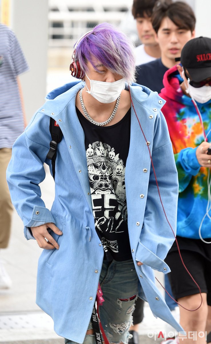 theseoulstory's tweet photo. ✈️ iKON at the airport earlier heading to 'SBS SUPER CONCERT IN TAIPEI'! @YG_iKONIC https://t.co/DML2Y6y0aA