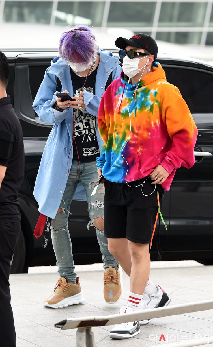 theseoulstory's tweet photo. ✈️ iKON at the airport earlier heading to 'SBS SUPER CONCERT IN TAIPEI'! @YG_iKONIC https://t.co/DML2Y6y0aA