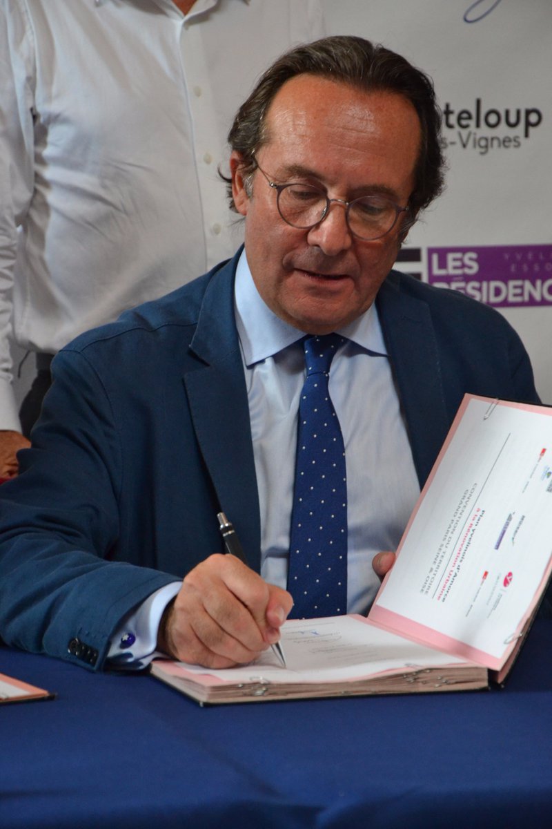 Les_Yvelines's tweet photo. #CadreDeVie Quartiers défavorisés: @Les_Yvelines agissent pour le vivre ensemble! Retour sur la signature de la convention du Plan d’amorce départemental pour la #RénovationUrbaine en présence de @pierre_bedier, @JLBorloo, @Ph_Tautou @CatherineArenou
➡️ https://t.co/lE6WYjFmUv https://t.co/q8yehAWVlZ