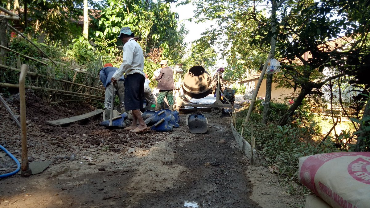 Alham dulillah kp. Cigorowek Desa Parungbanteng kec Sukasari Kab. Purwakarta Dapat bantuan dana Desa Pengecoran jalan Lingkungan dan di Kerjakan langsung oleh masyarakat setempat dan sangat antosias.....