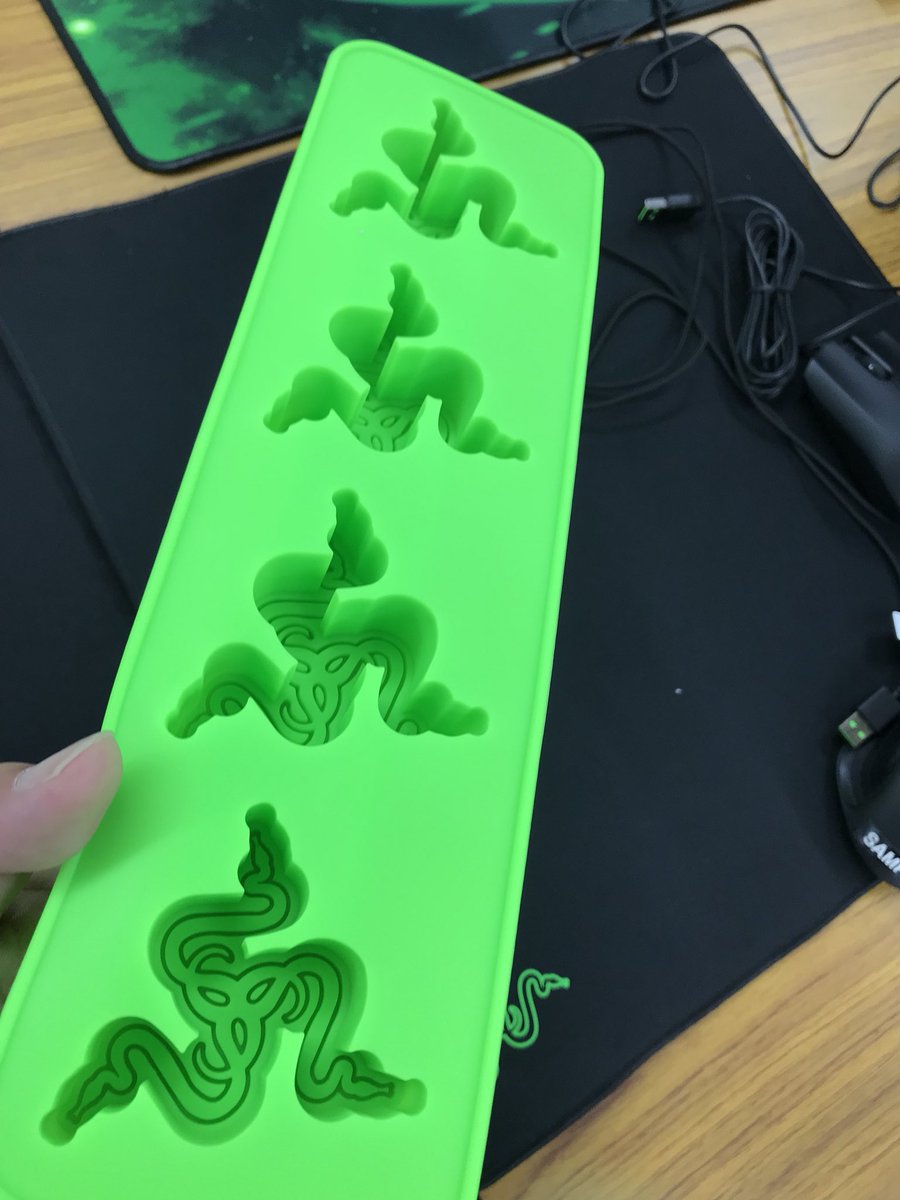 R L Z 3 R Razerロゴ型の氷を作れるアイストレイのプレゼントも R L Z 3 R Razerロゴ型の氷を作れるアイストレイのプレゼントも