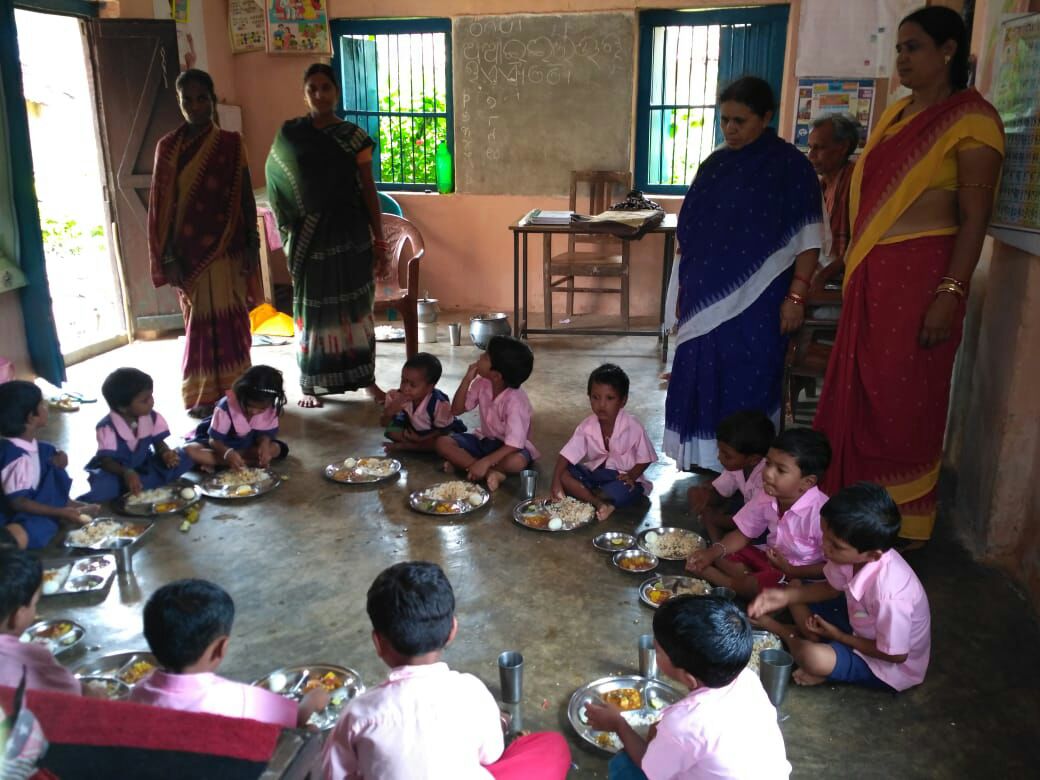 WCDOdisha's tweet photo. Hot cooked meals as per #revisedSNPmenu being served to preschool children at MSRIGIDA, Bijepur ICDS, Bargarh district. https://t.co/n8v8k2O4uE