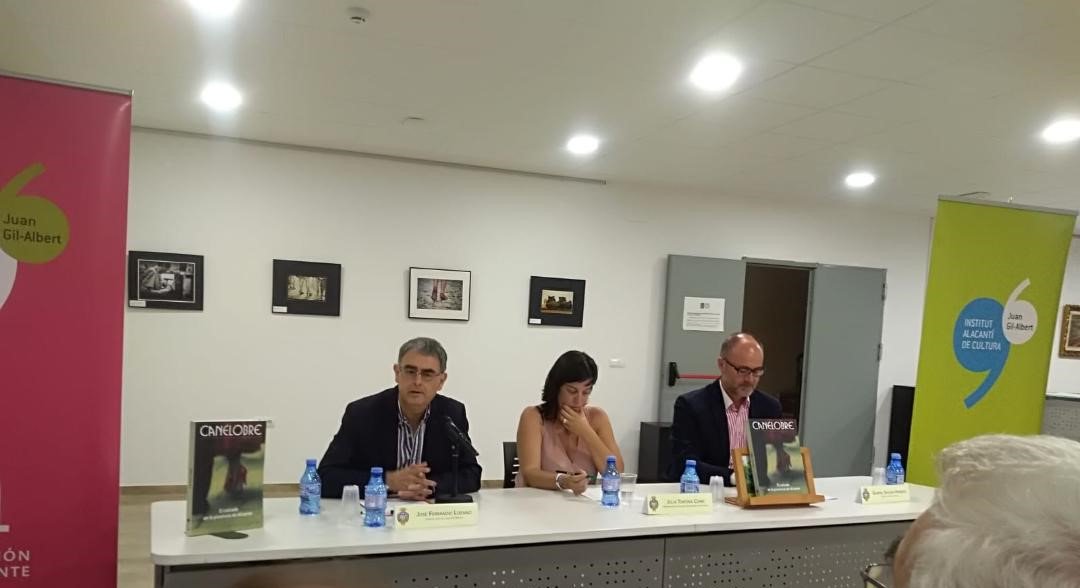 GilAlbertIAC's tweet photo. Amb l'exposició dels Grups Fotogràfics de Monòver i Petrer i l'Associació Fotogràfica d'Elda (algunes imatges apareixen en Canelobre 68) va tenir lloc la presentació de Canelobre en el Centre Cultural Kursaal Fleta de #Monòver. Moltes gràcies a tots per acompanyar-nos! https://t.co/qMq3FY0ZnZ