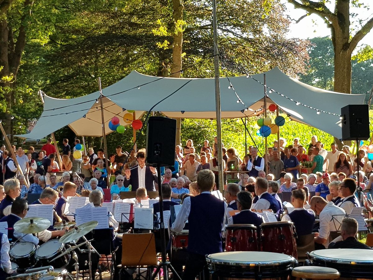 Wat gebeurt er met het gewonnen geld van de teams? Nou team #Haarlo kocht er dit doek van! Gisteren voor het eerst gebruikt tijdens de zomerdiensten. Mooi hè?