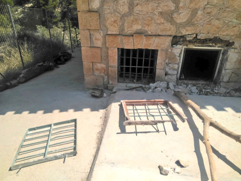 @naturactua <a href="/EspNaturalesMur/">Espacios Naturales Región de Murcia</a> <a href="/Regmurcialimpia/">Región de Murcia Limpia</a> <a href="/lorcafunciona/">Lorcafunciona</a> <a href="/chsriosegura/">Confederación Hidrográfica del Segura</a> <a href="/aamm_murcia/">AM Región de Murcia</a> <a href="/regiondemurcia/">Gobierno de la Región de Murcia</a> <a href="/guardiacivil/">Guardia Civil</a> <a href="/diegoconesa/">Diego Conesa</a> <a href="/EspartariaLorca/">Espartaria Tierras Altas de Lorca</a> <a href="/LorcaHoy/">Lorca Hoy</a> <a href="/112Lorca/">Serv. Emergencias y Protección Civil de Lorca</a> <a href="/PaisajedeLorca/">Paisaje de Lorca</a> <a href="/AytoLorca/">Ayuntamiento Lorca</a> <a href="/maruizlv/">Miguel Ángel Ruiz</a> <a href="/LaVerdadLorca/">La Verdad Lorca</a> <a href="/LorcaPolicia/">Policía Local Lorca</a> <a href="/scout_es/">Scouts de España (ASDE)</a> <a href="/diariolaopinion/">La Opinión de Murcia</a> <a href="/asde_exmu/">ASDE Murcia</a> Y lo más descorazonador es que un elemento positivo como estas tablillas metálicas  del #proyectolibera para sensibilizar contra la #Basuraleza han sido la "herramienta" para destrozar una instalación en la que no hay nada de valor que robar.
Un recurso para <a href="/asde_exmu/">ASDE Murcia</a> y 👪💚😣😭