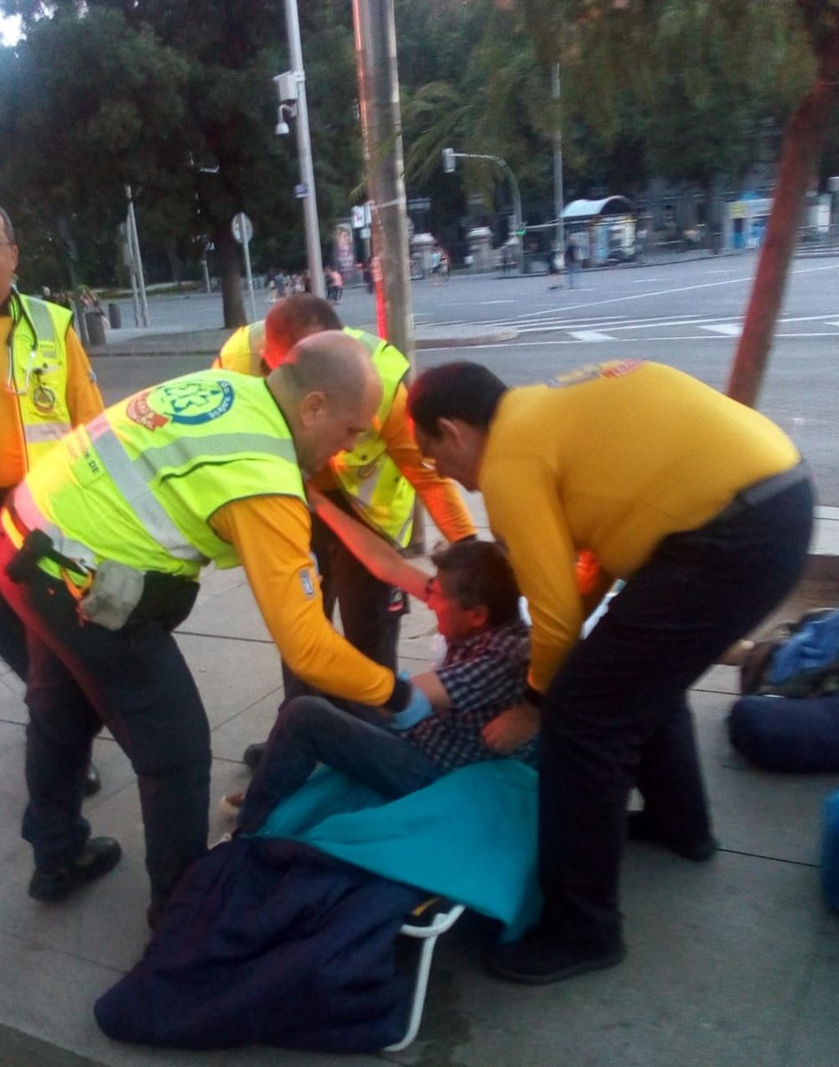 HogarSocial_'s tweet photo. De madrugada, el Ayuntamiento de Carmena @MADRID ha echado a las 20 personas que acampaban en la Plaza de Cibeles para pedir una vivienda tras nuestro desalojo. Mientras regala pisos municipales a inmigrantes, a los españoles no les deja ni dormir en la calle
SOMOS LO QUE HACEMOS https://t.co/qQW04TK5Hf