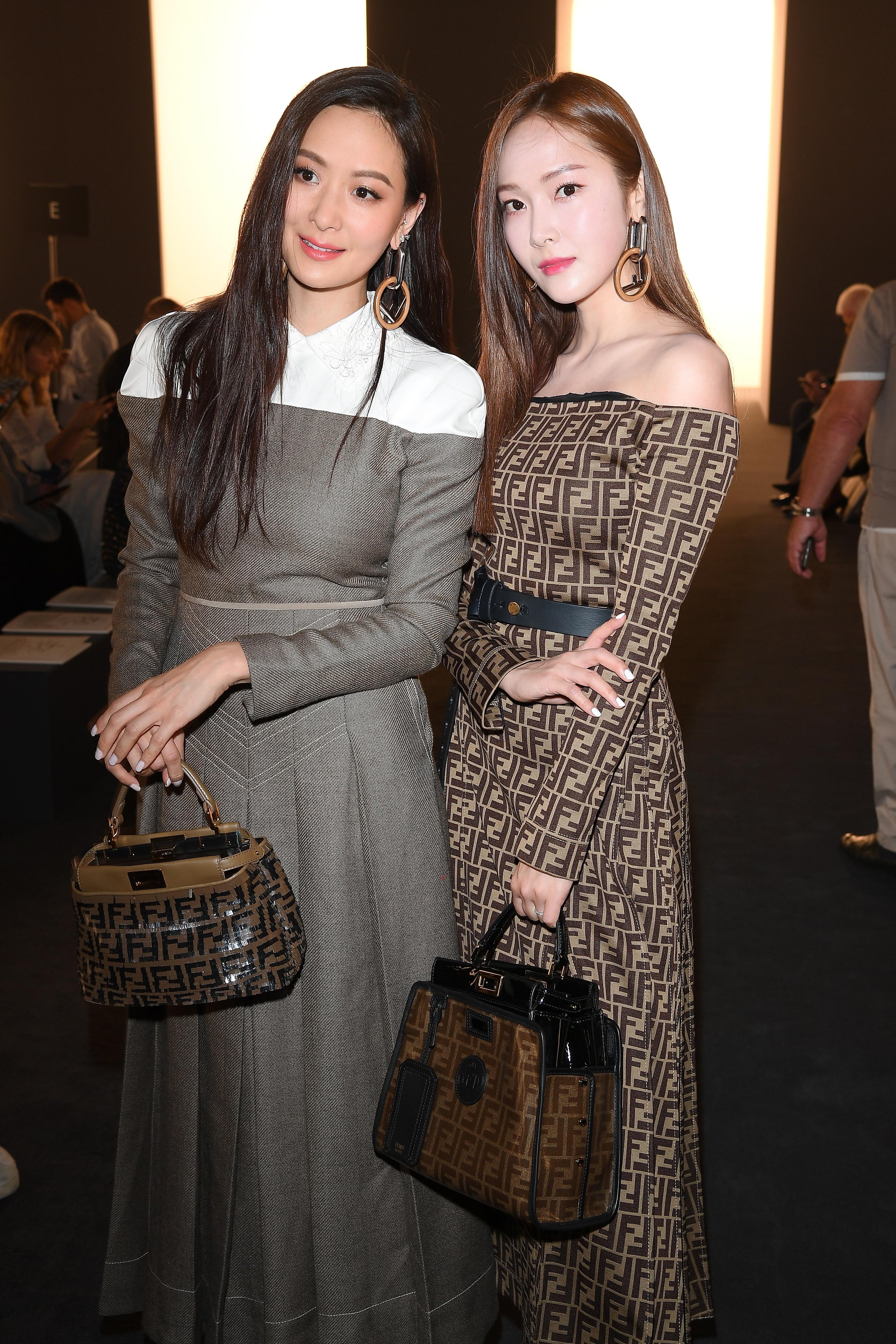 Sostener ácido precoz Fendi у Твіттері: «Aimee Sung and Jessica Jung at the #FendiCouture  Fall/Winter 2018-2019 Show in Paris. Discover more: https://t.co/CbBhkOBR2d  https://t.co/FACHqpnAFg» / Твіттер