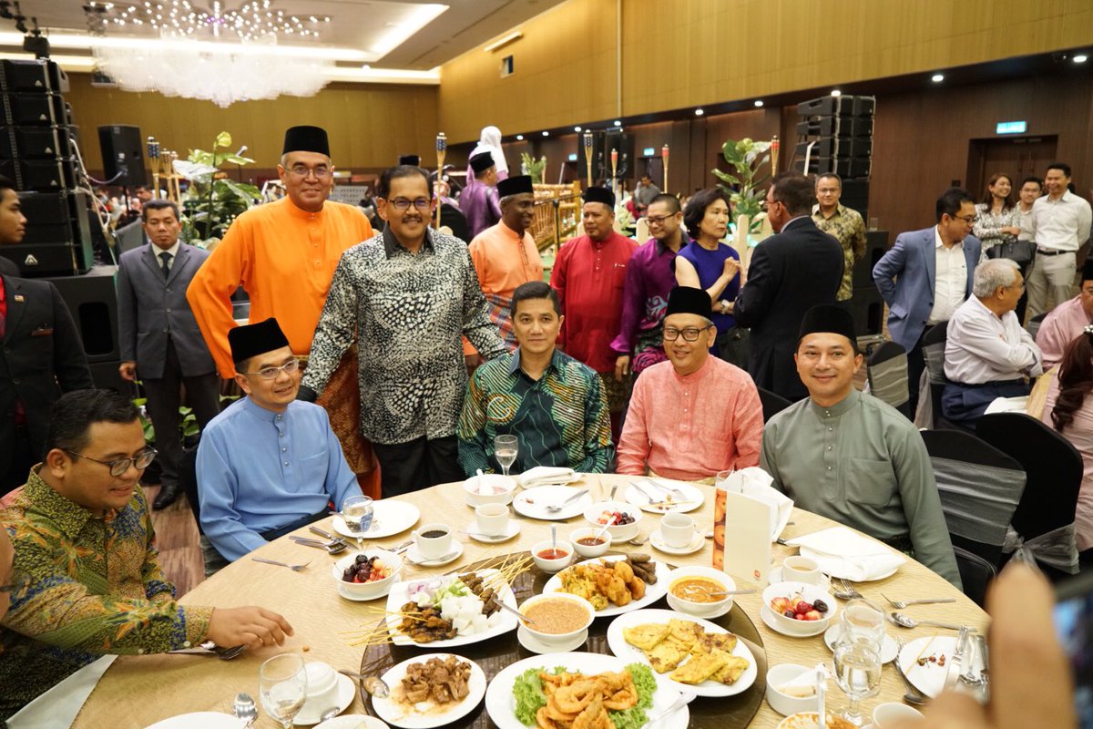 AzminAli's tweet photo. Majlis rumah terbuka Eidul Fitr anjuran Sime Darby Property di Sime Darby Convention Centre cukup meriah. Terima kasih kepada keluarga besar Sime Darby Property. https://t.co/7ye0zIaVQz