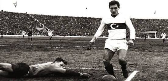 Lefter Küçükandonyadis..
Diyarbakır'da 4 yıl askerlik yapan Lefter, Türk milli formasını 50 defa terletmiş ve Yunanistan'a karşı ilk golümüzü o atmıştı.
Atatürk'ün bizlere miras bıraktığı Türk milliyetçiliği ve Türklük şuuru nedir diye merak edenler için Lefter en büyük örnektir.