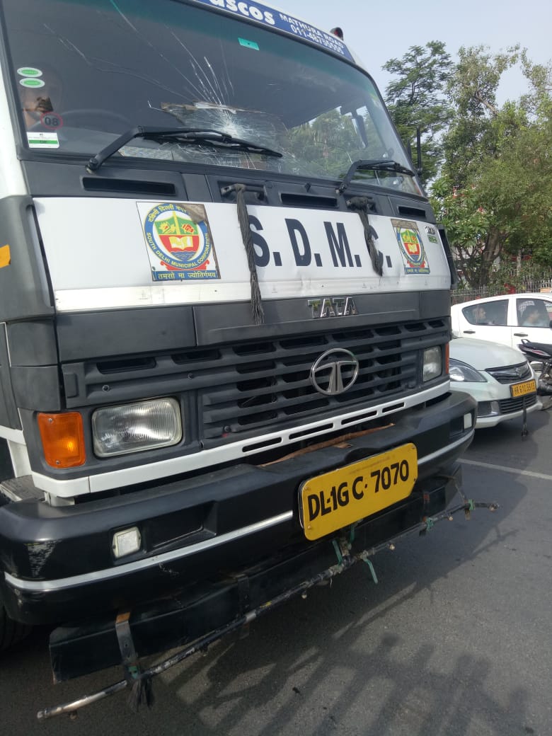 MCD_Delhi's tweet photo. Today’s mechanical sweeping on 06/07/18, Vehicle no.7070
Shantivan to IG stadium.
Please Give your valuable feedback and help us improve mechanical sweeping.
@SwachhBharatGov @LtGovDelhi @NarenderChawla1 @shikharaibjp @kjsehrawat
#mycleandelhi
#swachhdelhi
#mechanicalsweeper https://t.co/AoS9fcqcTe
