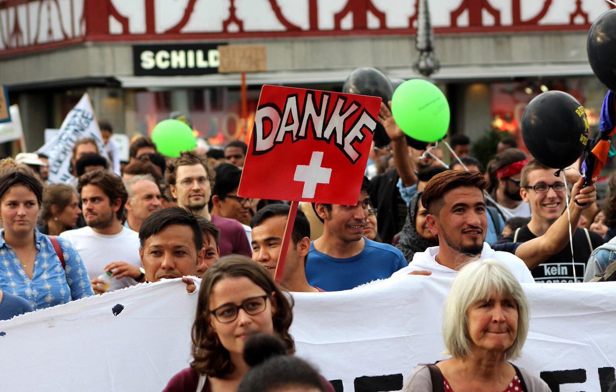 shahed1018's tweet photo. Am Donnerstagabend zogen rund 700 Demonstranten durch die Luzerner Innenstadt. Motto: «Ich bin auch ein Mensch». Das Ziel: Aufmerksam machen auf angebliche Missstände beim Asylwesen besonders in der Zentralschweiz. #Luzern #Flüchtling #Schweiz 
foto: solaiman panahi https://t.co/8qBorYNmXM