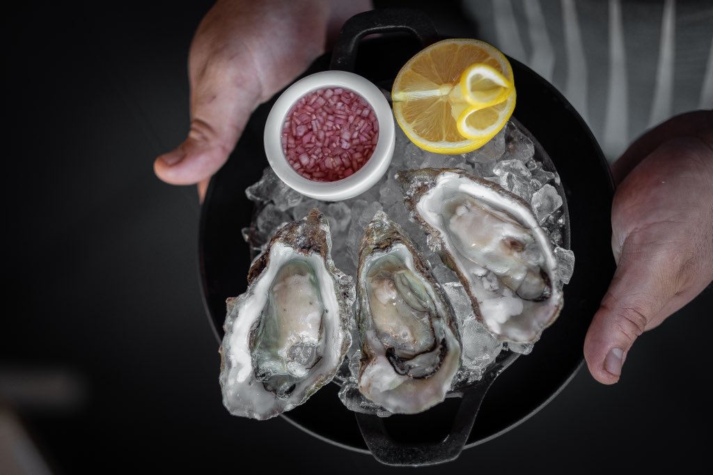 With the longest run of good weather in 42 years we bring you Irish oysters:

• lightly baked with spiced butter
or
• raw with shallot and red wine vinegar 

We only buy in 10 portions a day to keep them lively and fresh, so rush on in! 

#oysters 
#eeeeeats

📸by <a href="/arigurdon/">Ari Gurdon</a>