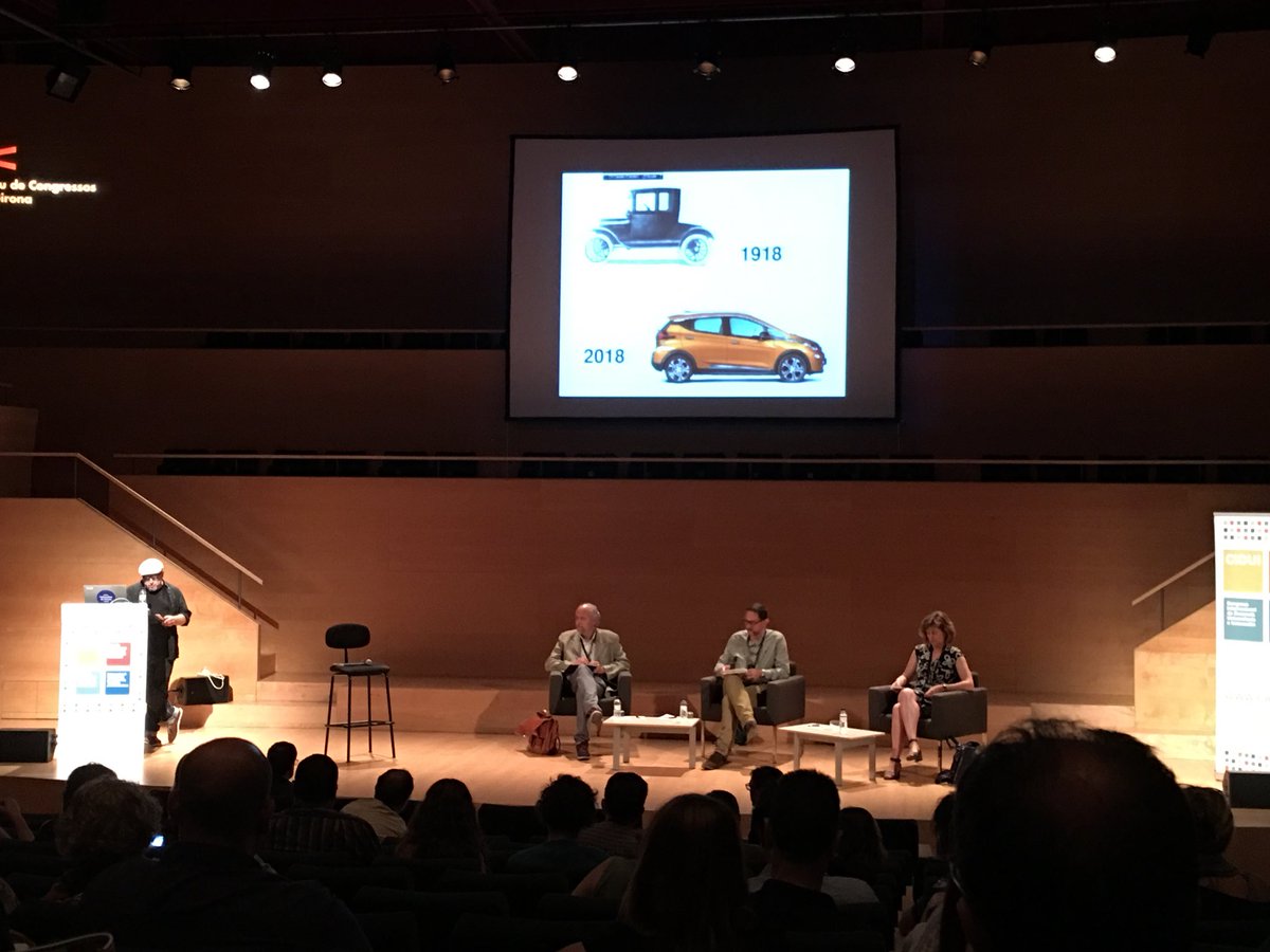 almudenaeizagui's tweet photo. ¿Han cambiado lo suficiente los espacios de aprendizaje? ¿Están verdaderamente al servicio del aprendizaje? Las respuestas en #cidui18 @deusto @Red_REDU https://t.co/U7pdQLJTWR