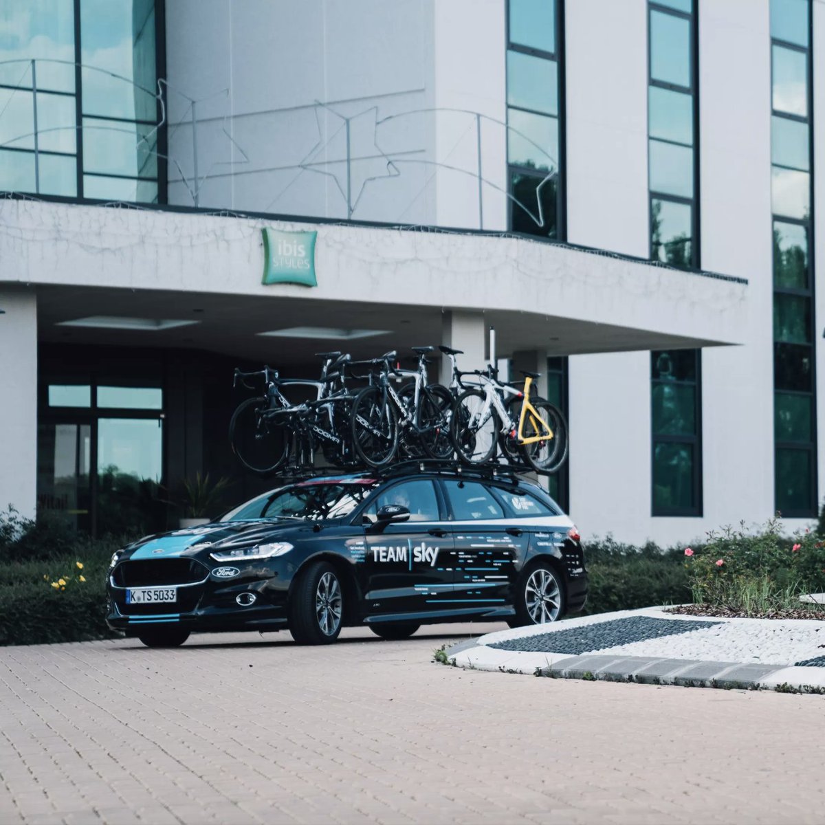 FordDanmark_'s tweet photo. Bag ethvert stort cykelhold er der et support crew! Og mange andre ting! Vi er med @TeamSky hele vejen 🚴‍♂️ 👍 #FordTransit #FordTourneo https://t.co/Ng7gwfndX3